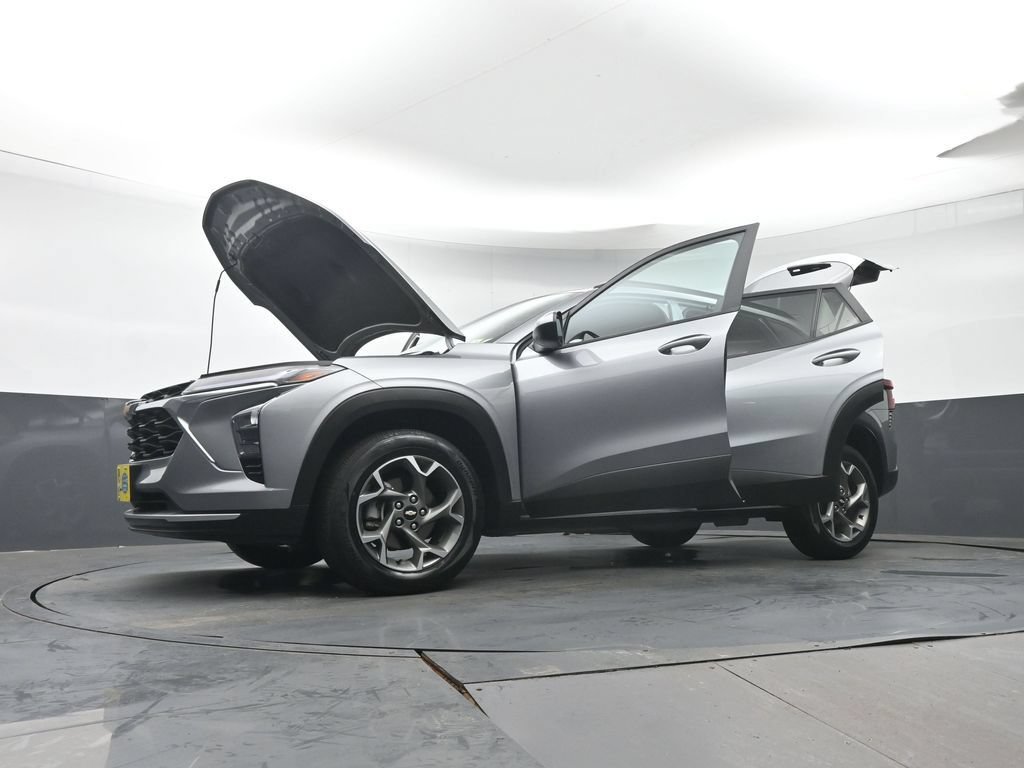 Used 2025 Chevrolet Trax LT FWD image 38
