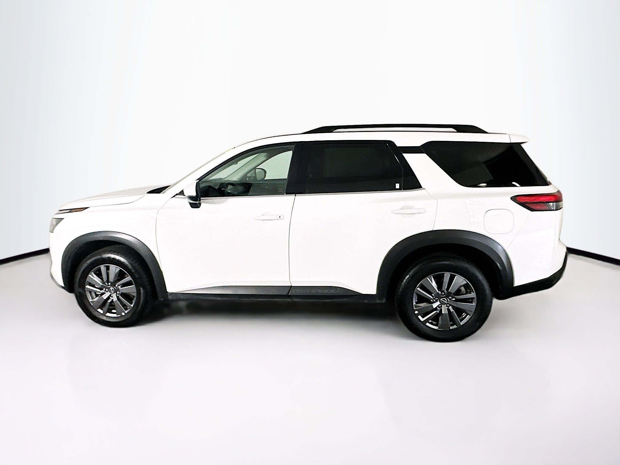 Used 2025 Nissan Pathfinder SV image 4