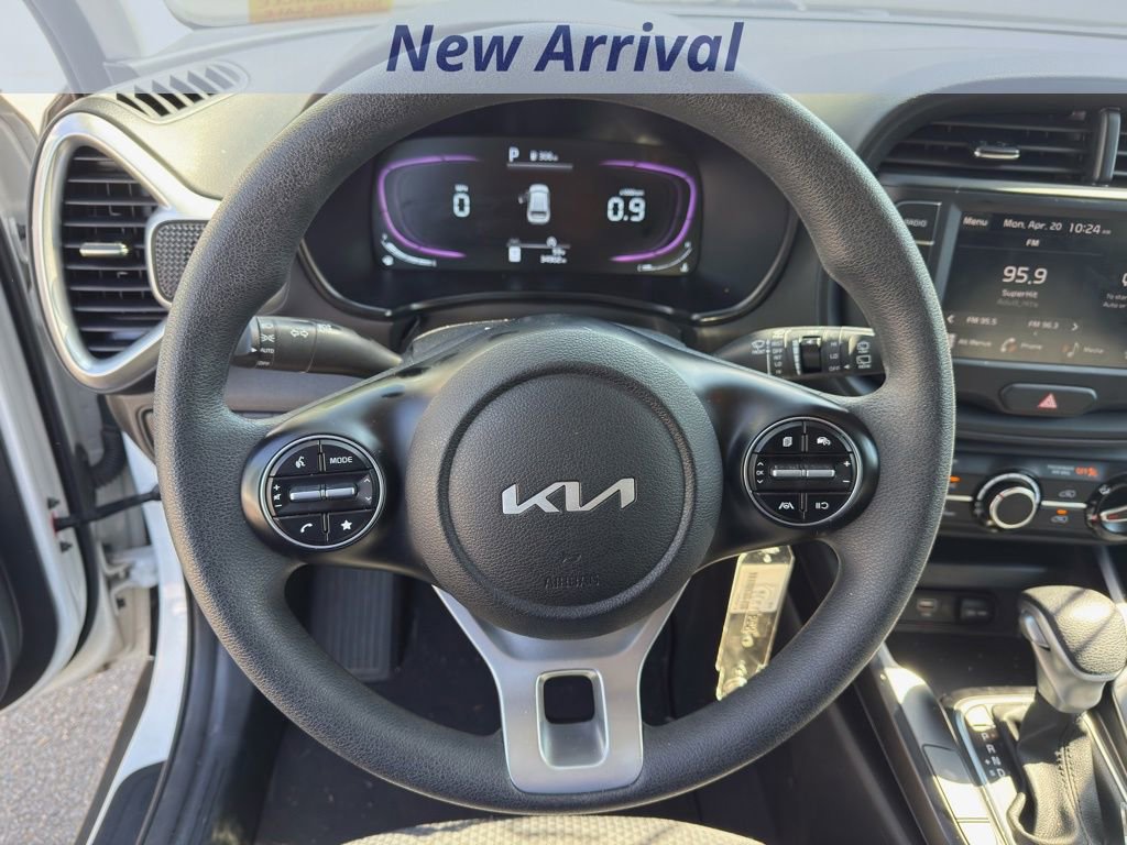 Used 2025 Kia Soul LX w/ LX Technology Package FWD image 11