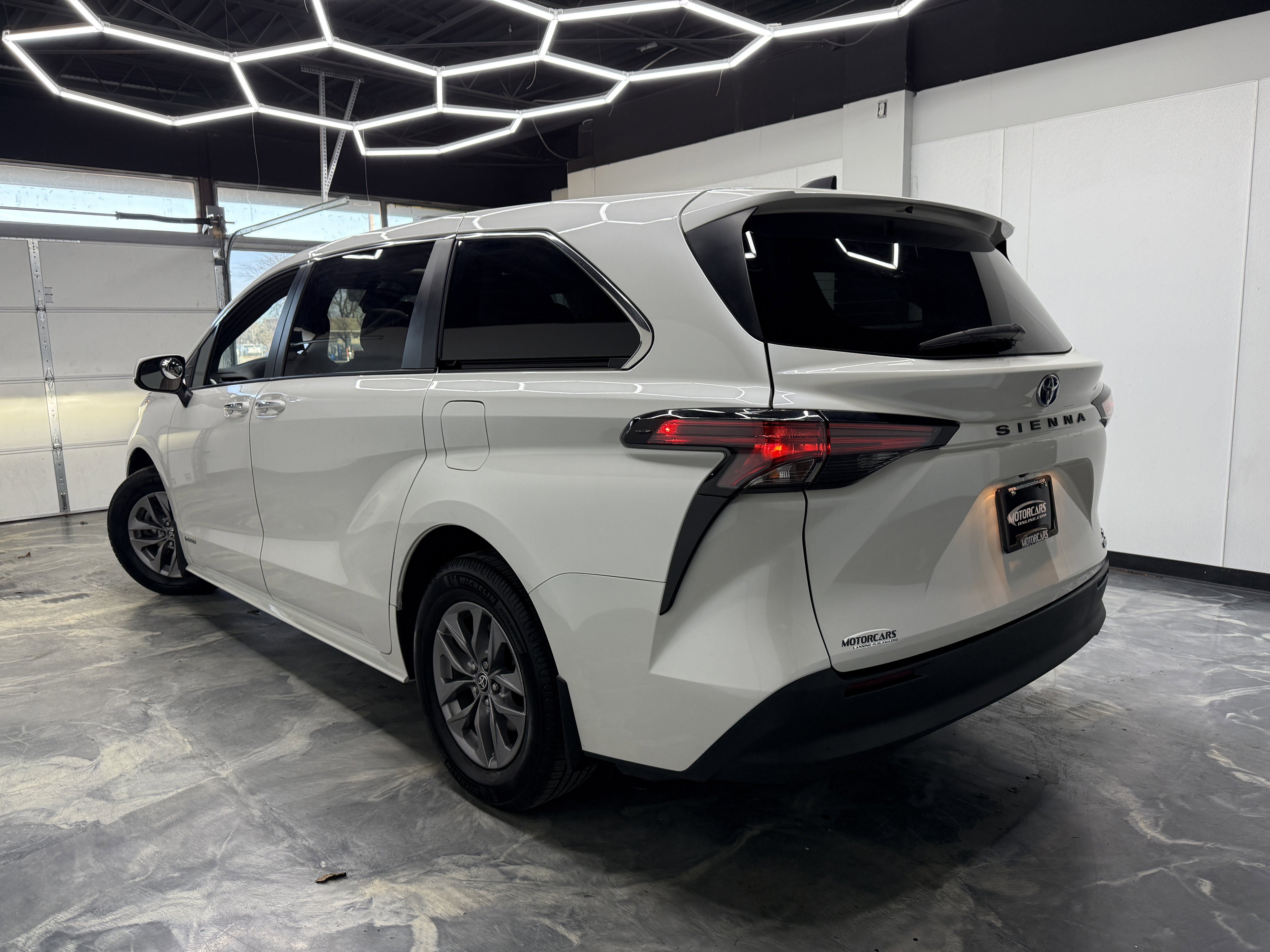 Used 2021 Toyota Sienna XLE image 3