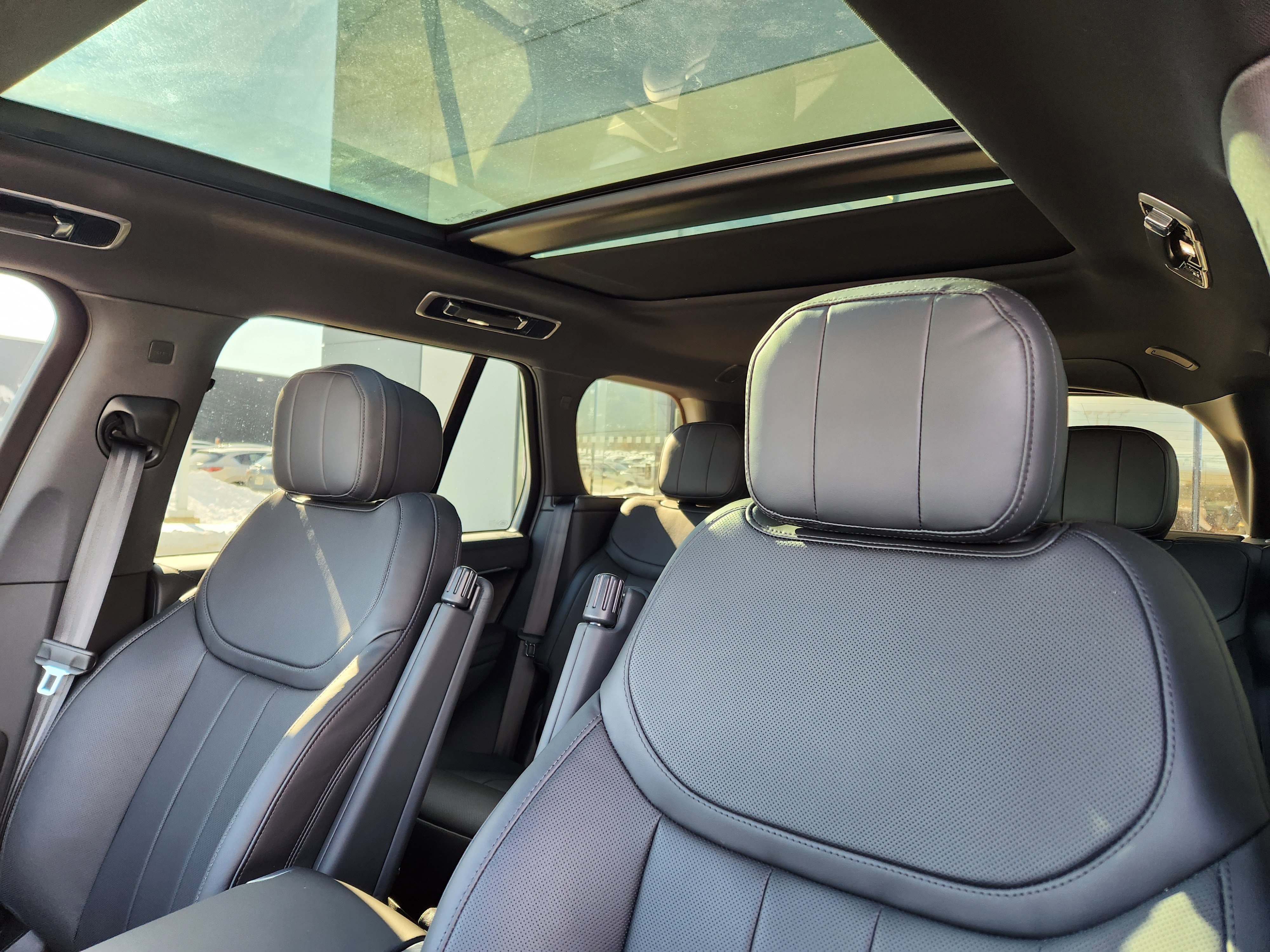 Certified 2025 Land Rover Range Rover SE image 12