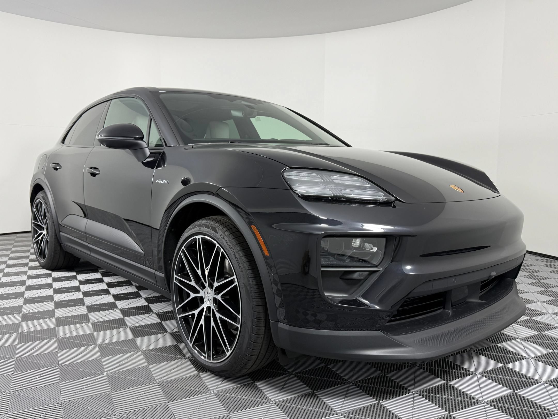 Certified 2026 Porsche Macan Electric RWD image 7