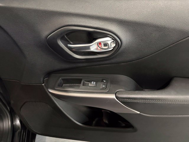 Used 2019 Jeep Cherokee Overland AWD/4WD image 13