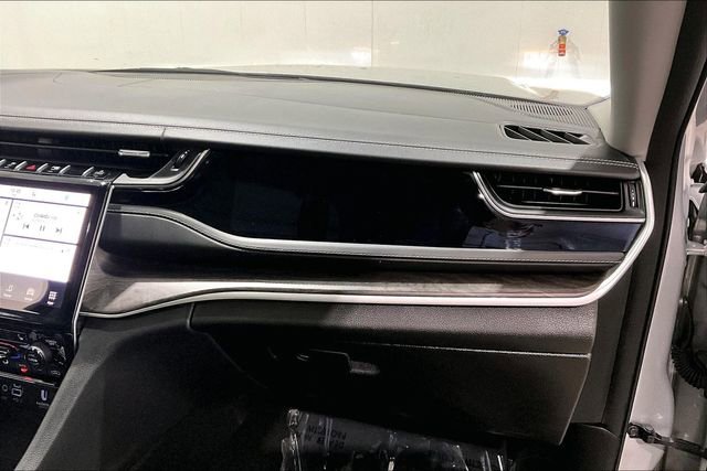 Used 2023 Jeep Grand Cherokee Limited w/ Luxury Tech Group II image 28