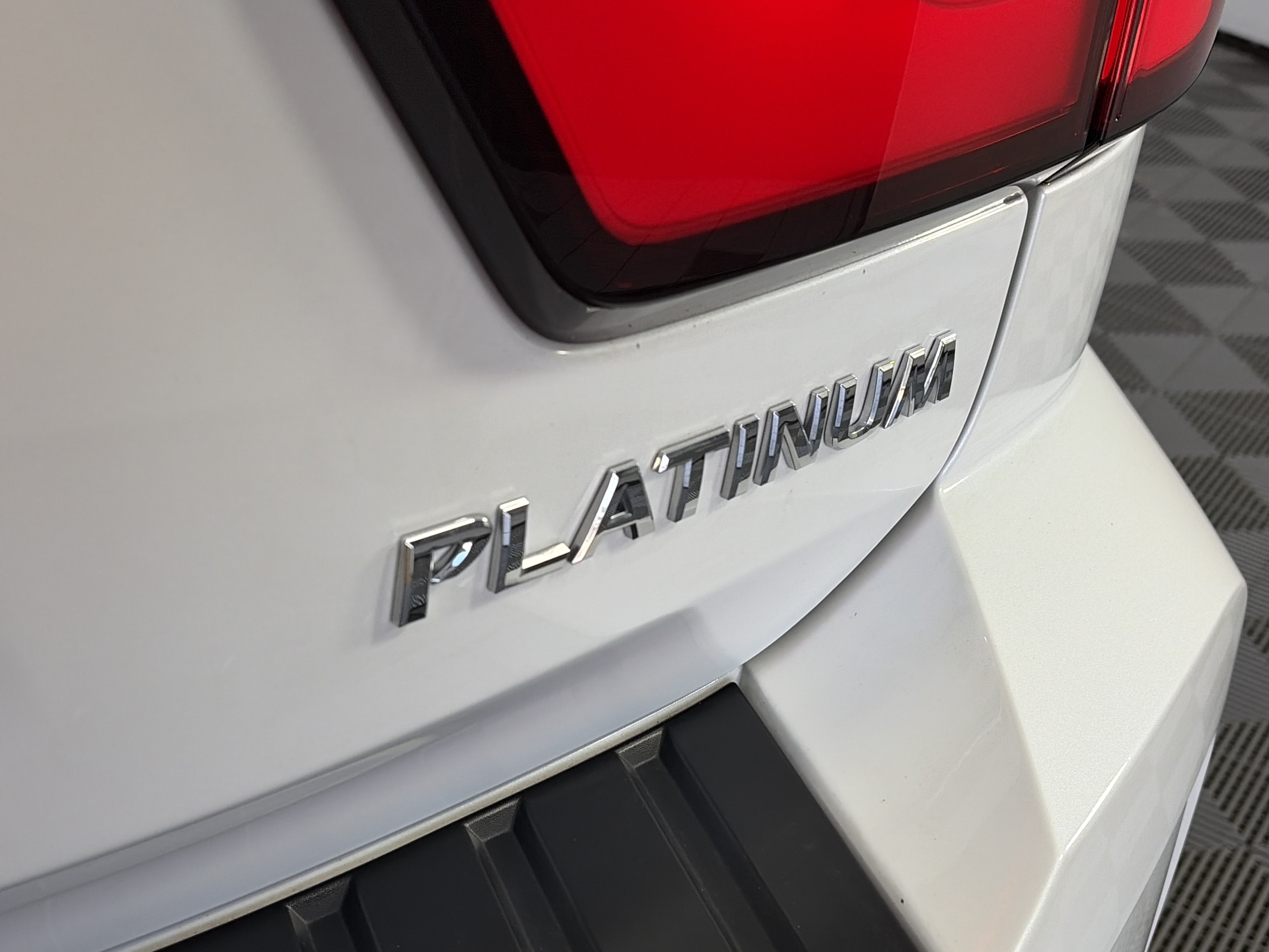 Used 2024 Nissan Armada Platinum w/ Captain's Chairs Package RWD image 18