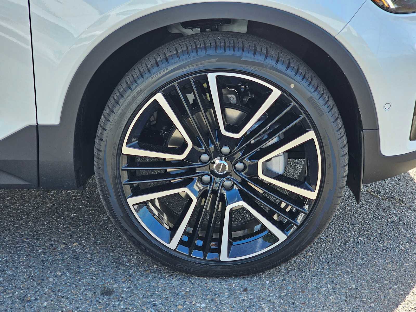 New 2025 Volvo XC40 B5 Ultra w/ Protection Package Premier image 9