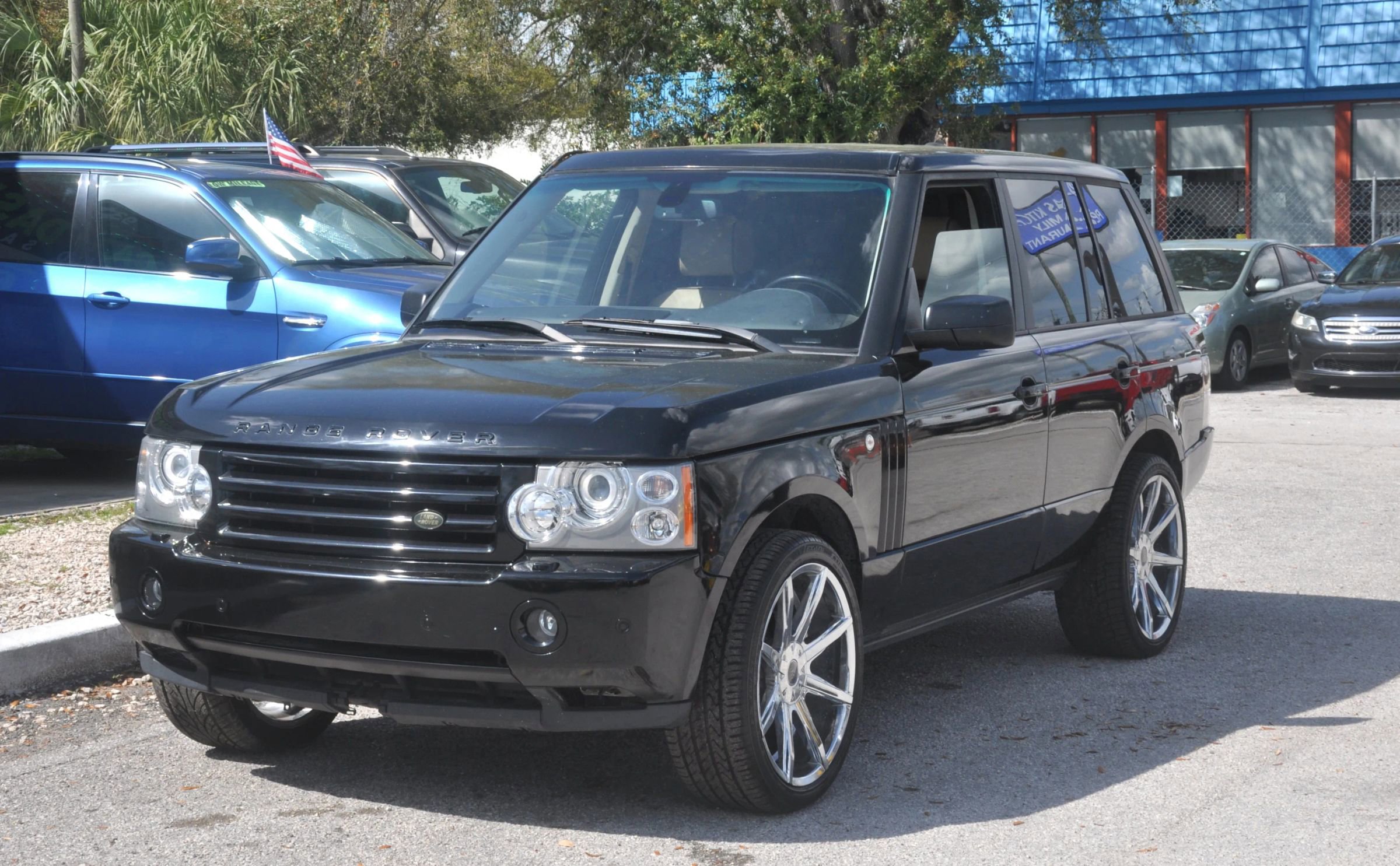 Used 2008 Land Rover Range Rover HSE image 2