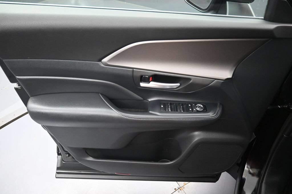 Used 2024 Toyota Grand Highlander AWD image 23