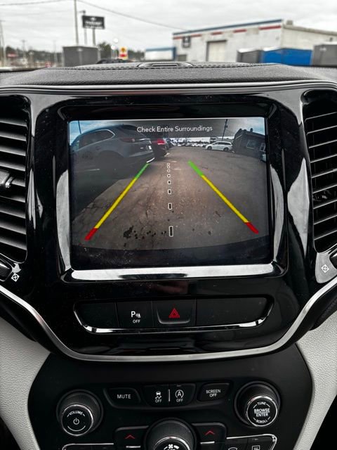 Used 2019 Jeep Cherokee Latitude Plus w/ Cold Weather Group image 24