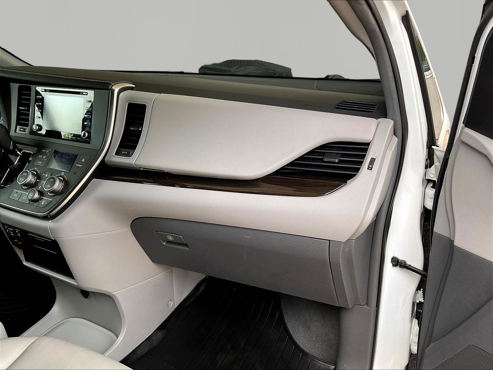 Used 2019 Toyota Sienna XLE w/ XLE Navigation Package FWD image 26