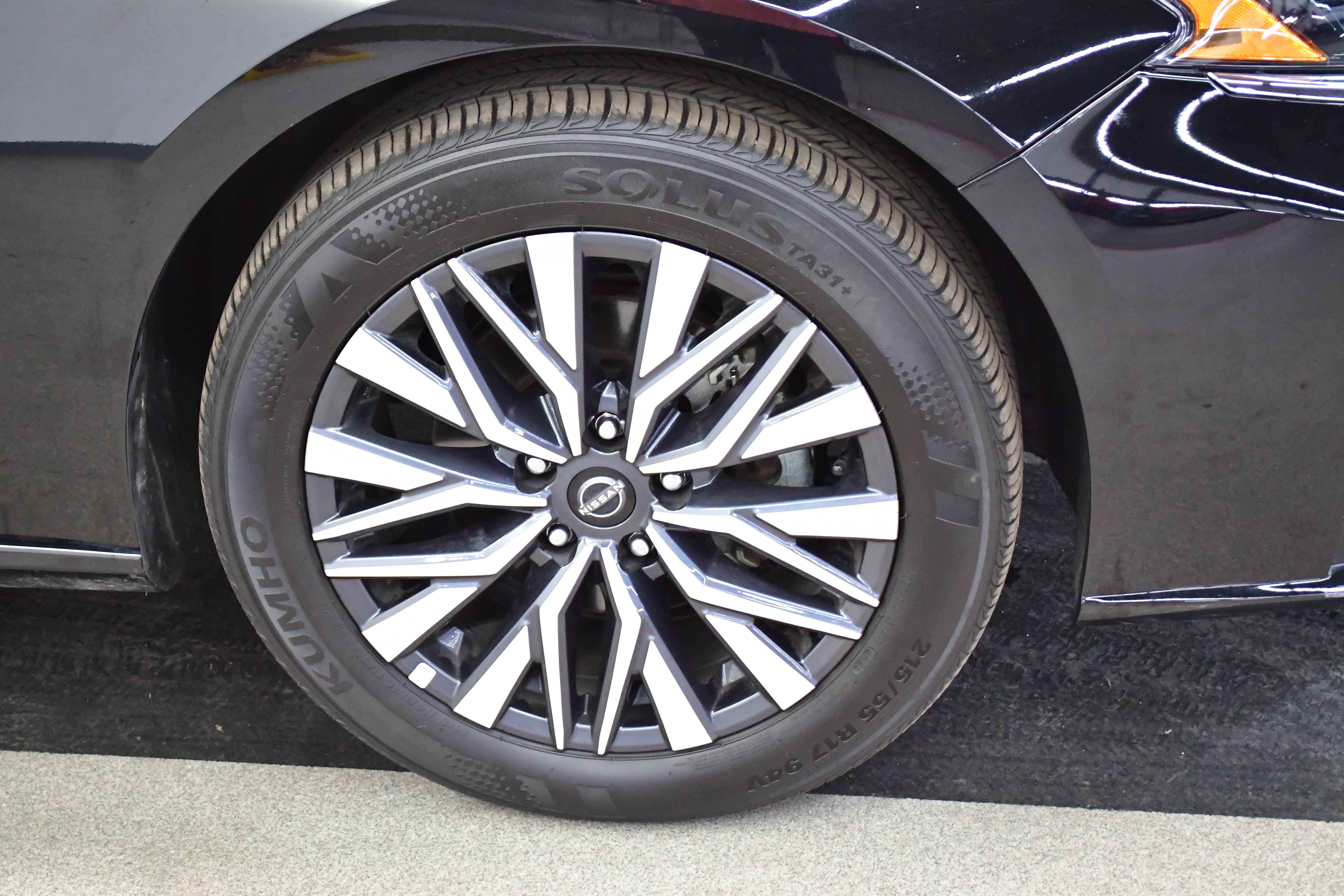 Used 2025 Nissan Altima 2.5 SV FWD image 37