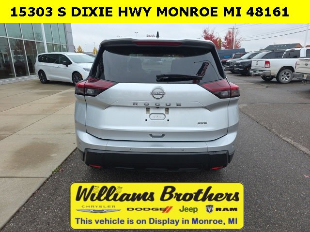 Used 2024 Nissan Rogue S image 6
