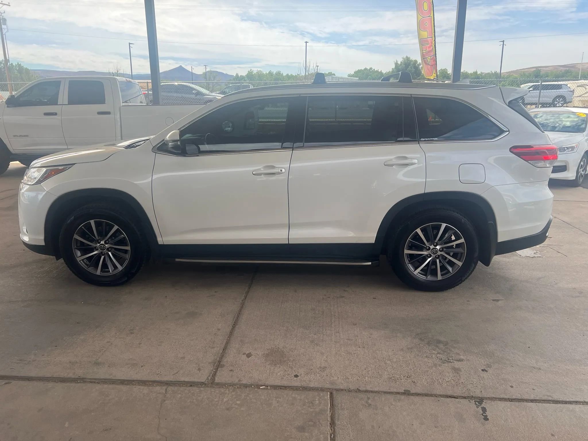 Used 2019 Toyota Highlander SE image 8
