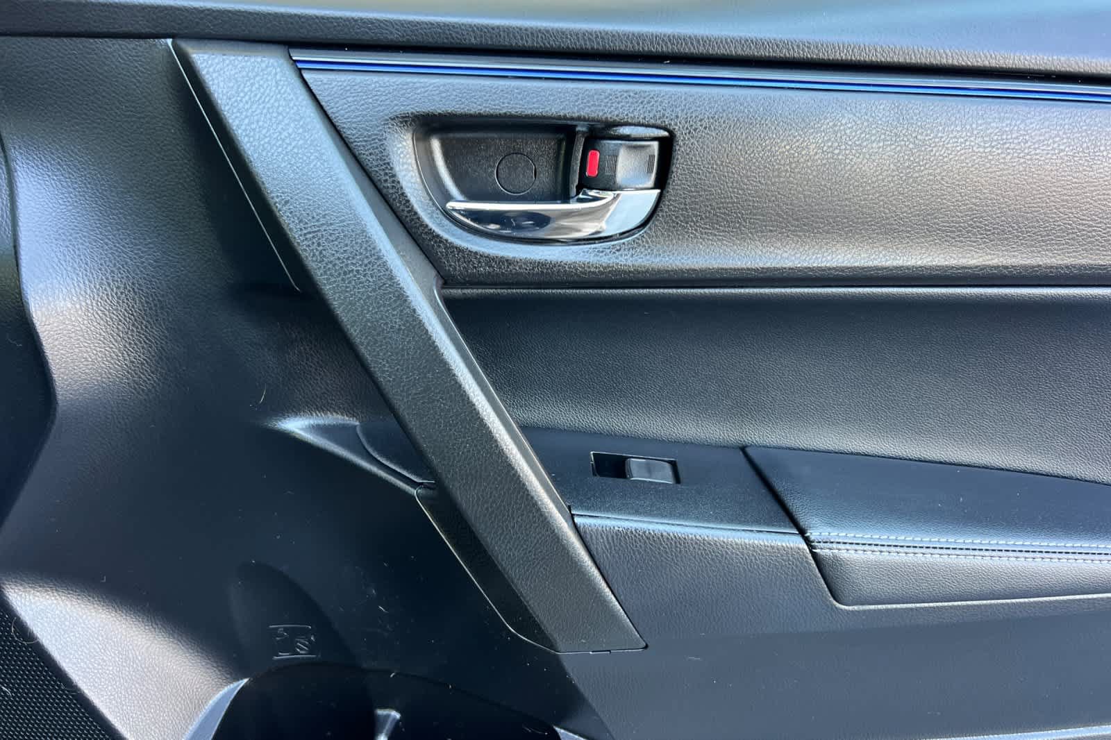 Certified 2018 Toyota Corolla SE w/ Carpet Mat Package (TMS) FWD image 17
