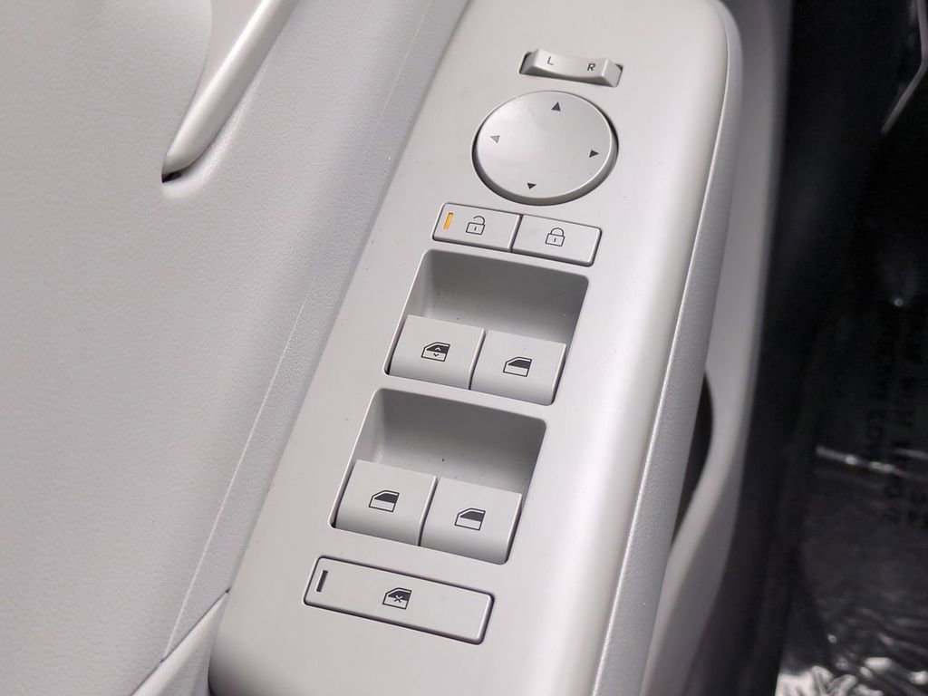 Certified 2025 Hyundai Kona SE image 21