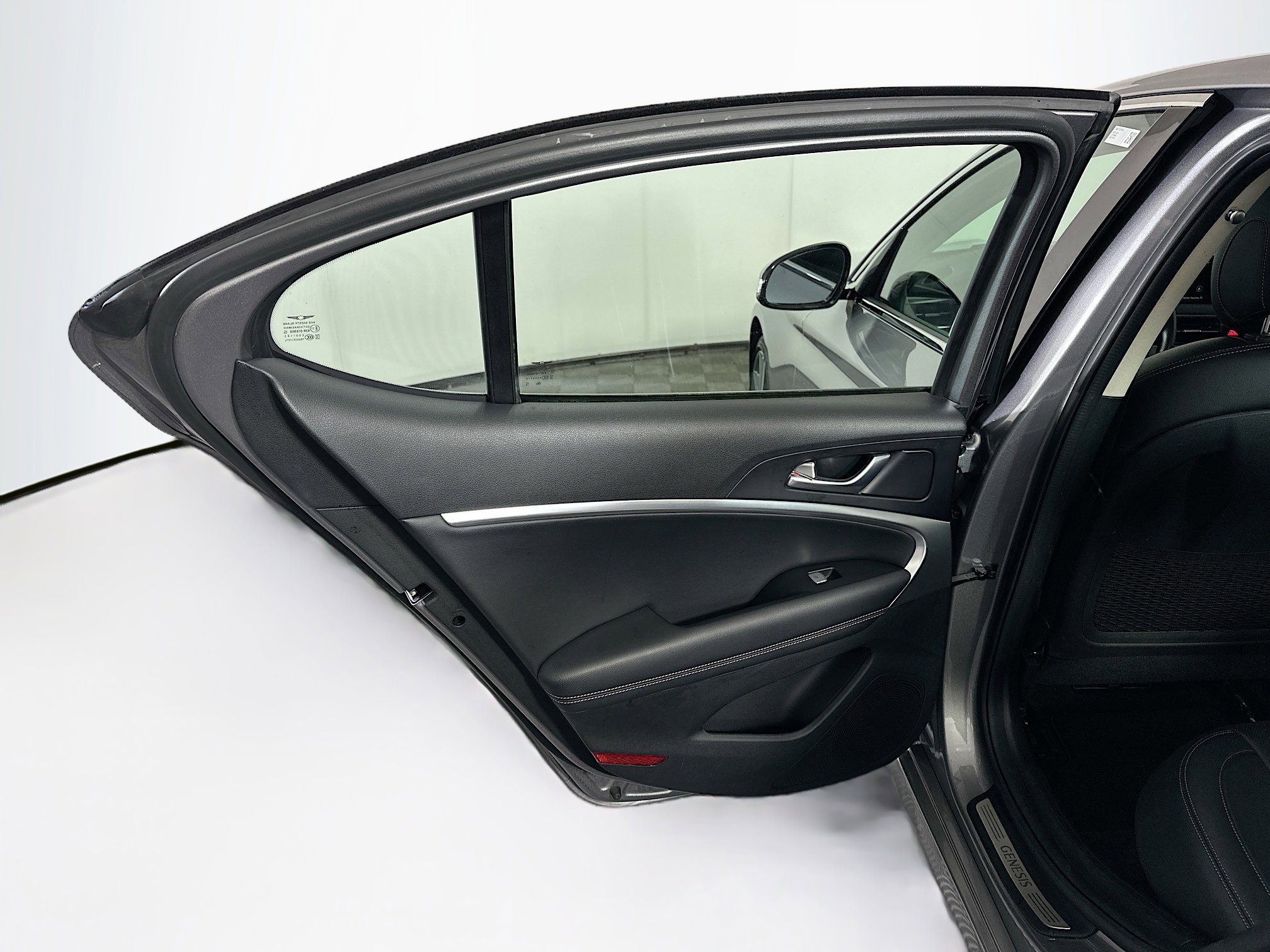 Used 2025 Genesis G70 2.5T image 27