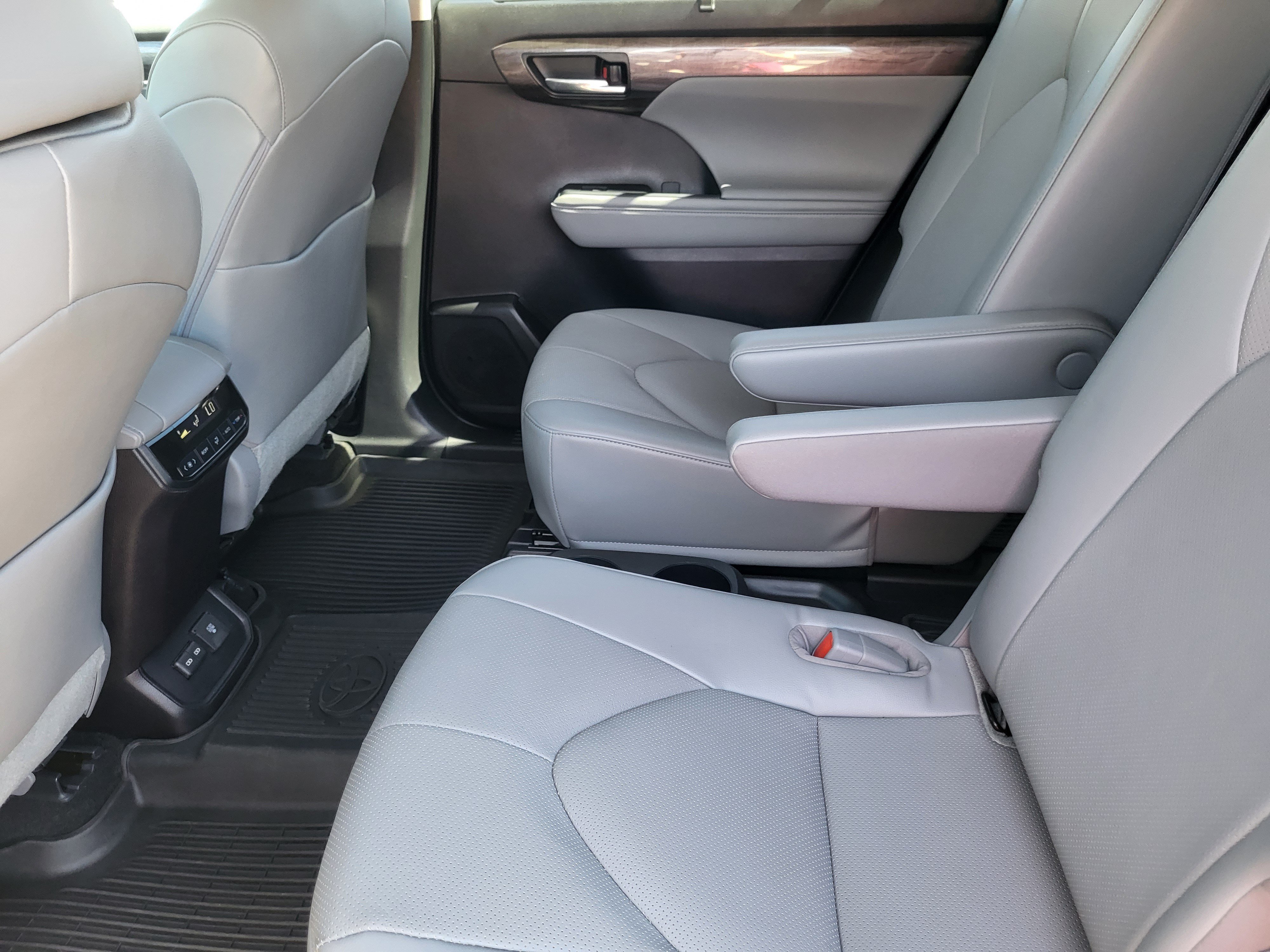 Used 2023 Toyota Highlander Limited AWD/4WD image 23