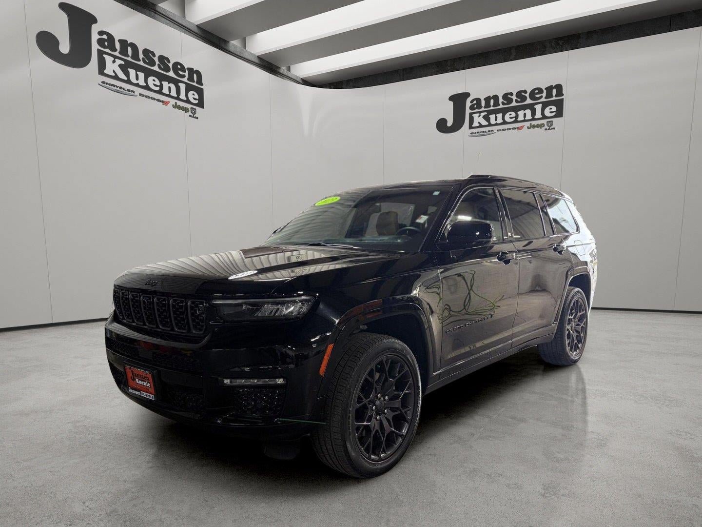 Used 2023 Jeep Grand Cherokee L Summit AWD/4WD image 5