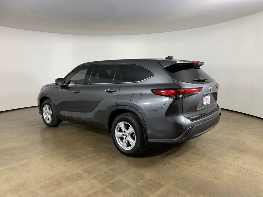 Used 2022 Toyota Highlander LE AWD/4WD image 15