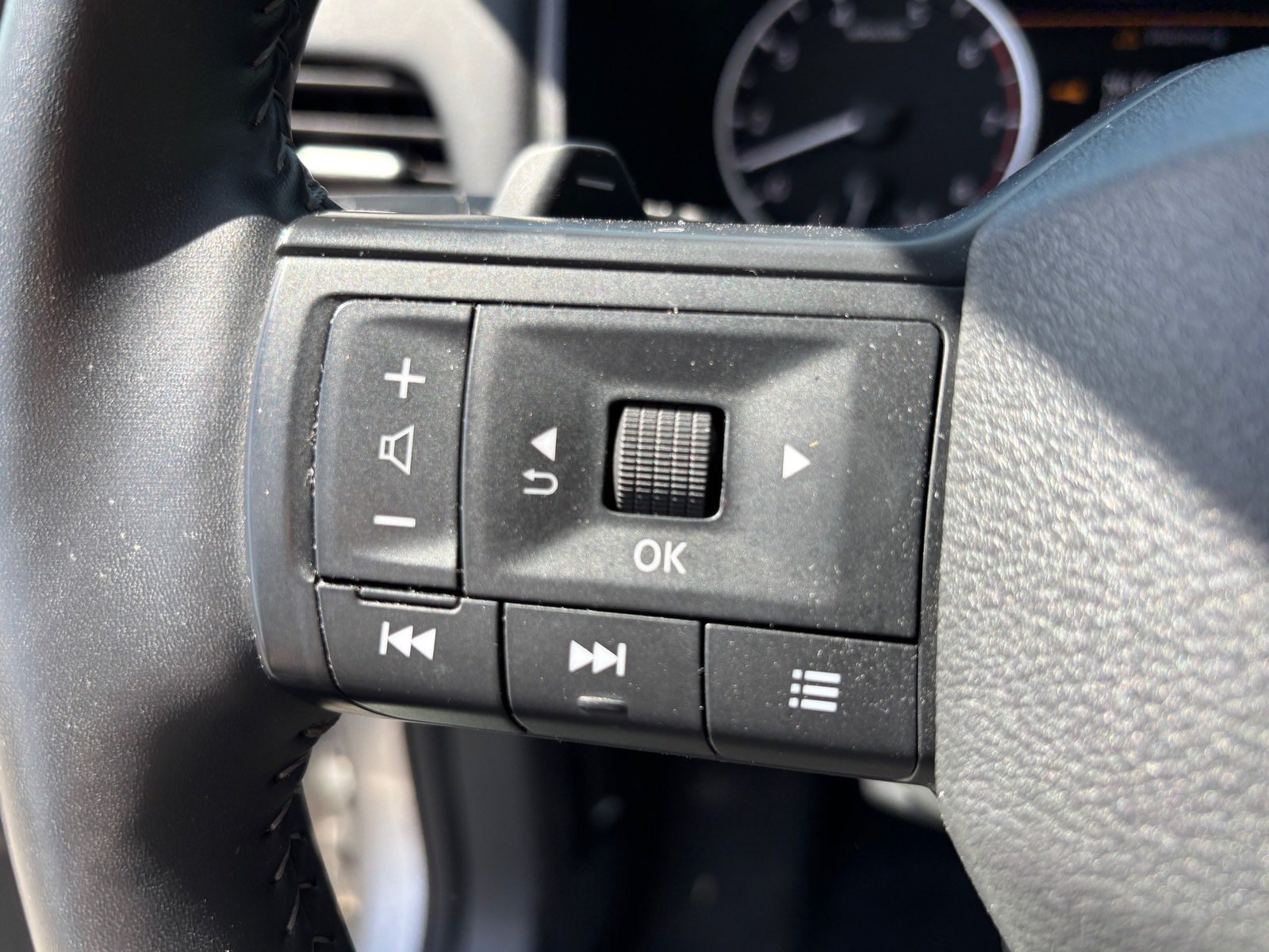 Used 2025 Nissan Rogue SV AWD/4WD image 22
