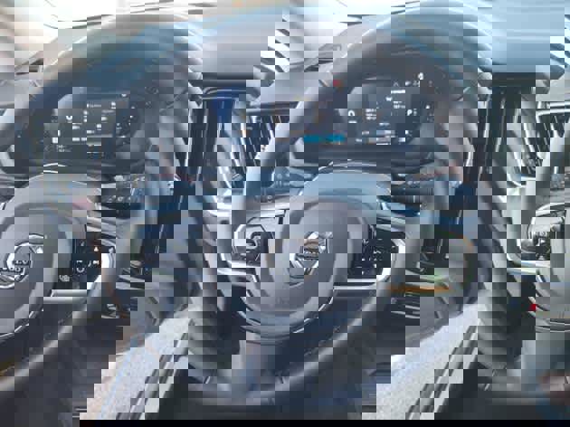 Used 2025 Volvo V60 B5 Cross Country Plus image 7