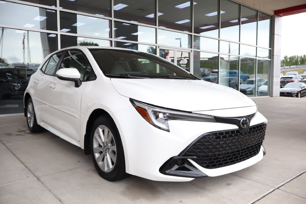 Used 2025 Toyota Corolla SE w/ SE Package FWD image 1