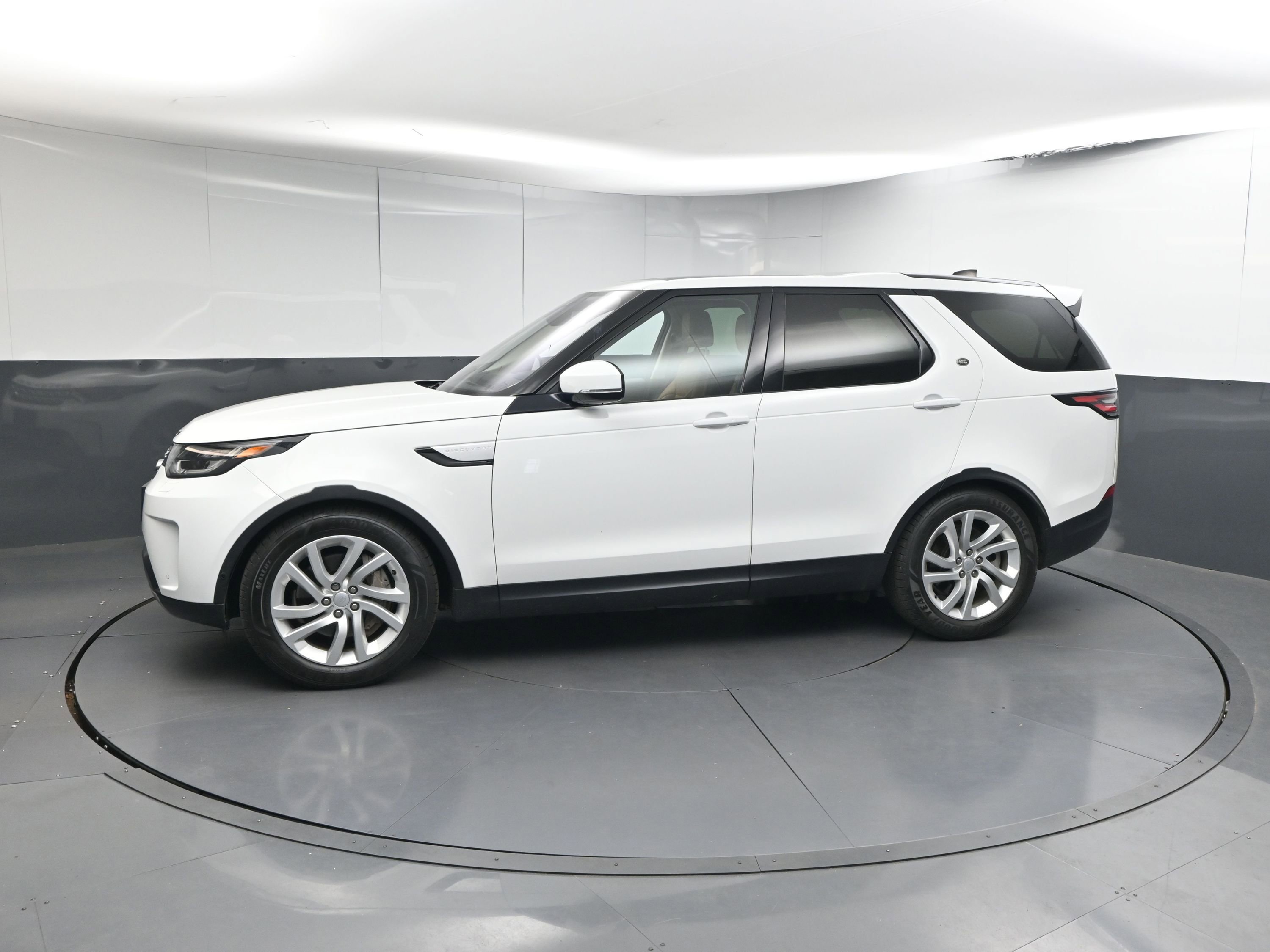 Used 2019 Land Rover Discovery HSE image 3