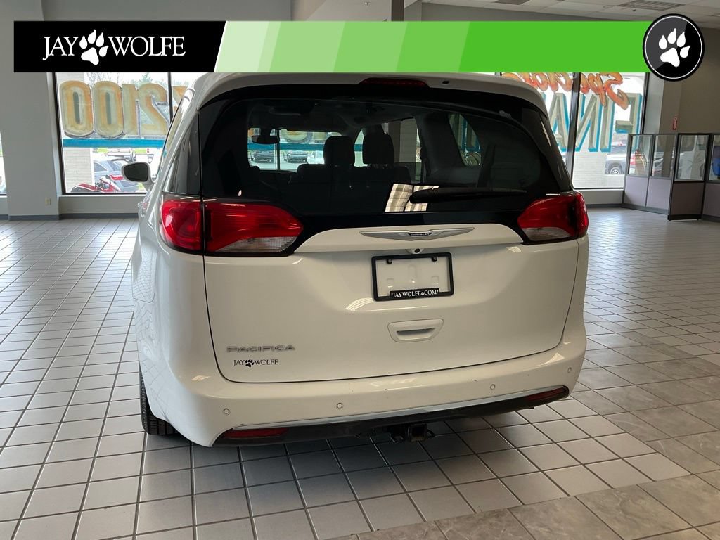 Used 2020 Chrysler Pacifica Touring FWD image 5