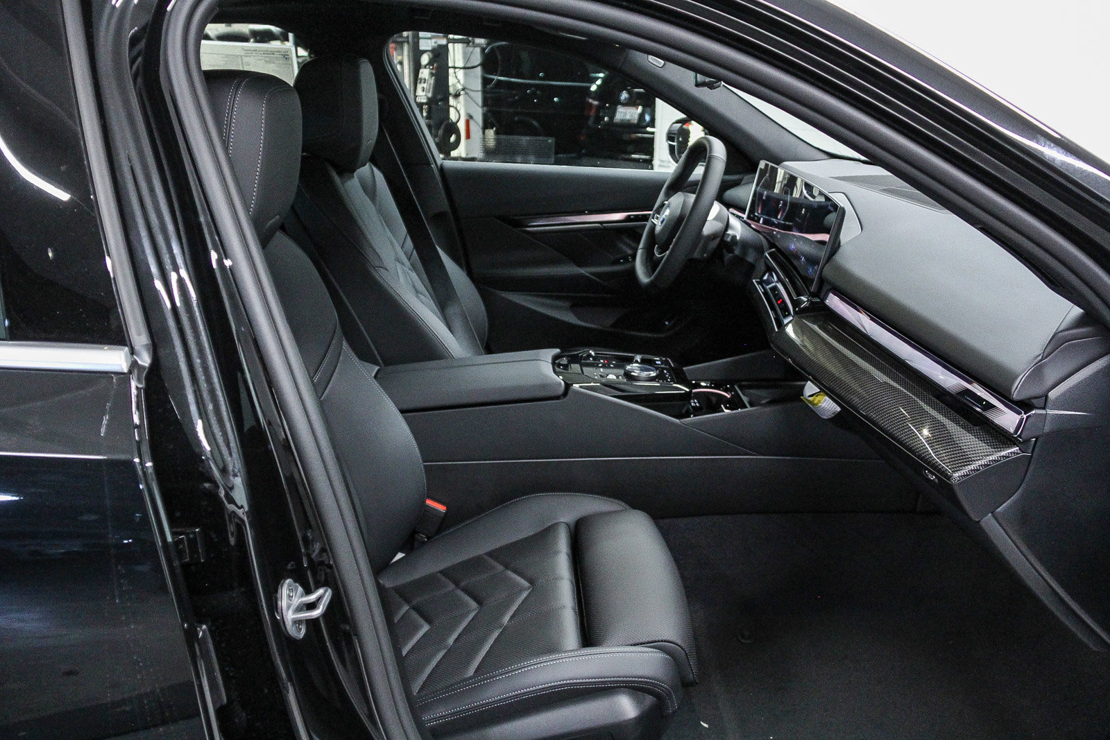 New 2026 BMW i5 eDrive40 w/ Convenience Package image 18