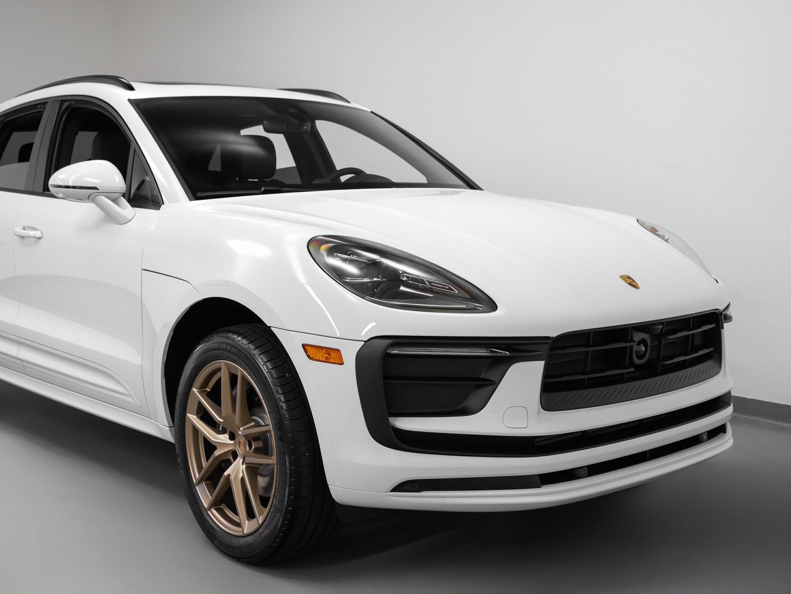 Certified 2025 Porsche Macan AWD/4WD image 9