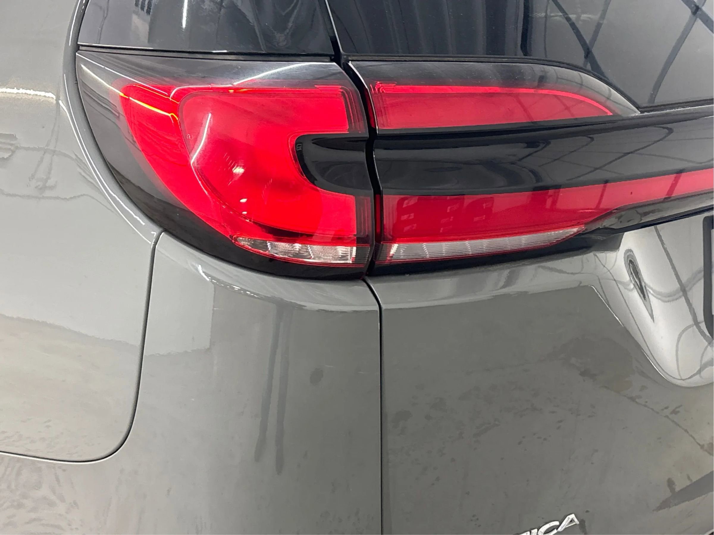 Used 2022 Chrysler Pacifica Limited w/ Uconnect Theater Family Group FWD image 35