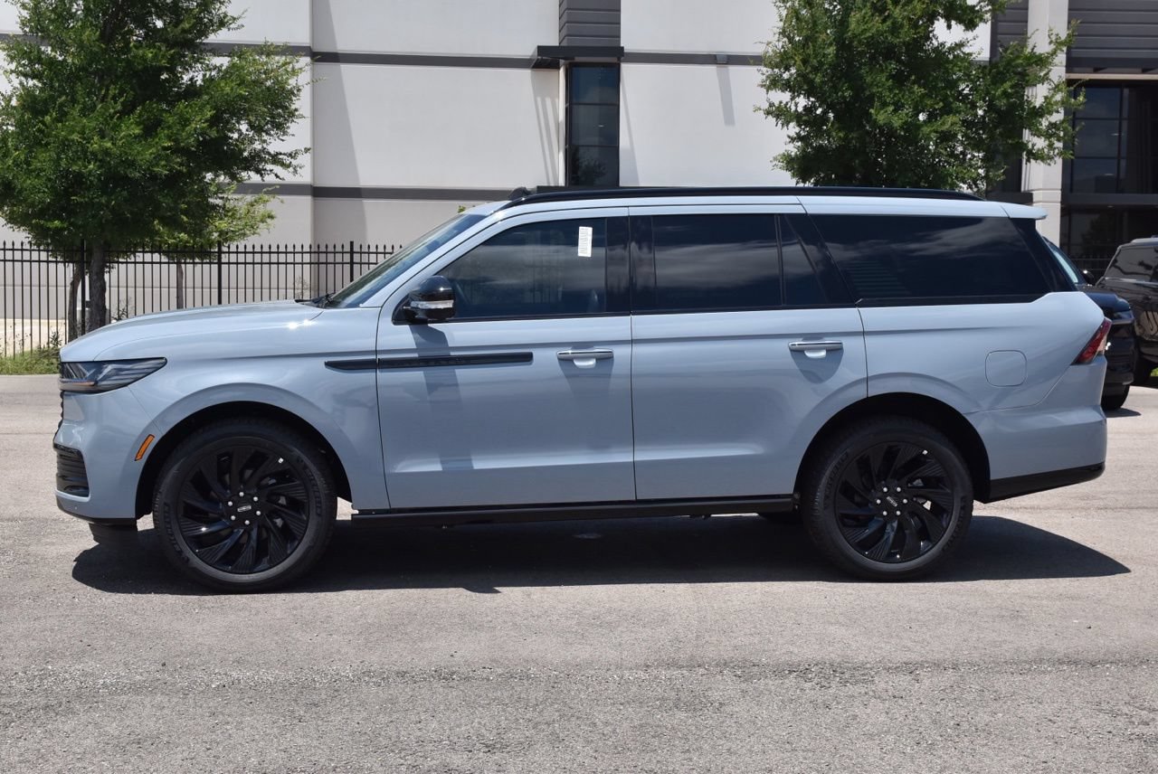 New 2026 Lincoln Navigator Reserve w/ Jet Appearance Package AWD/4WD image 11