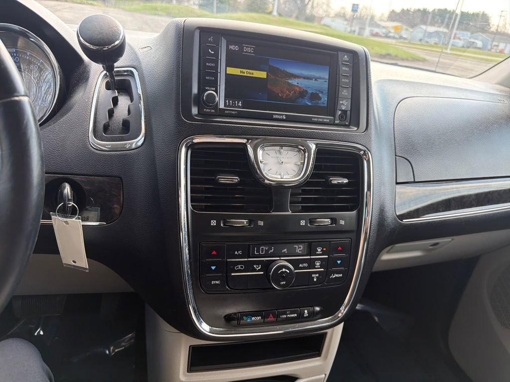 Used 2016 Chrysler Town & Country Touring image 16