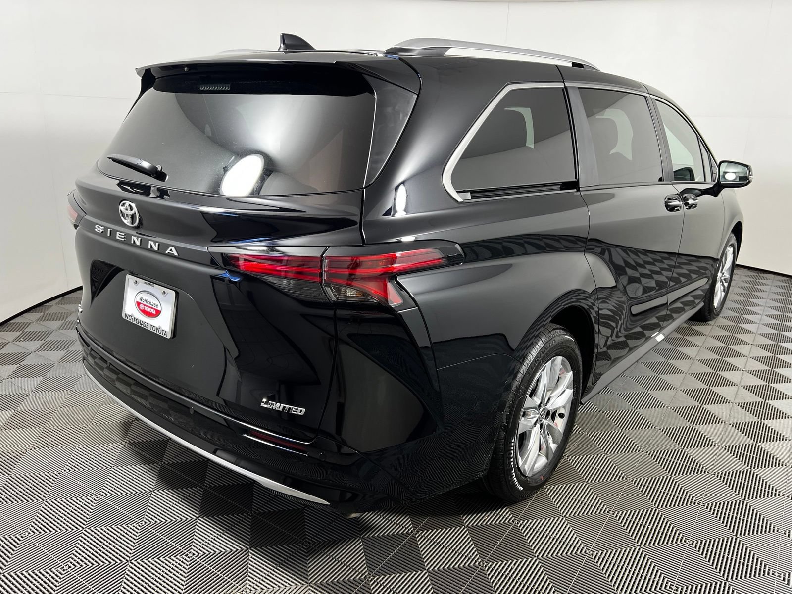 Used 2026 Toyota Sienna Limited FWD image 5