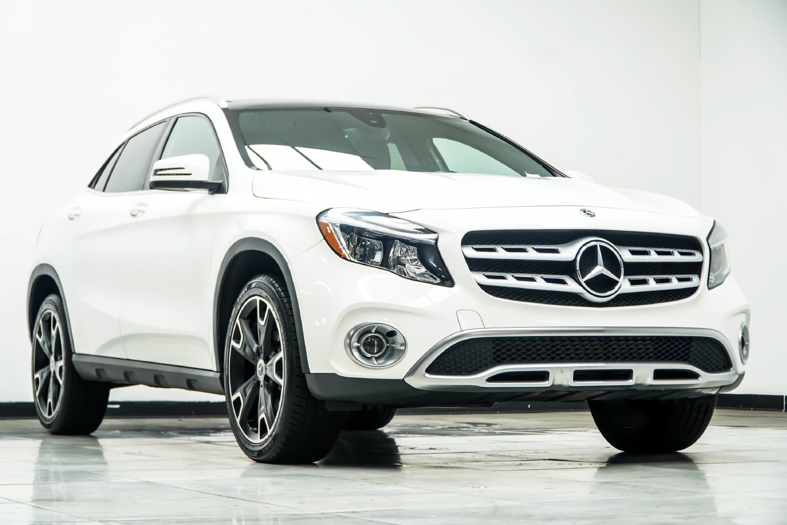 Used 2018 Mercedes-Benz GLA 250 4MATIC image 4