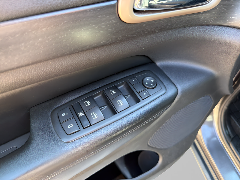Used 2015 Jeep Grand Cherokee Laredo w/ Quick Order Package 23E RWD image 17