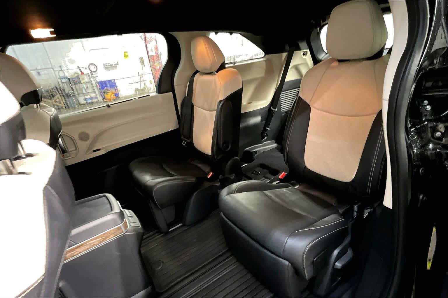 Used 2025 Toyota Sienna Platinum AWD/4WD image 21