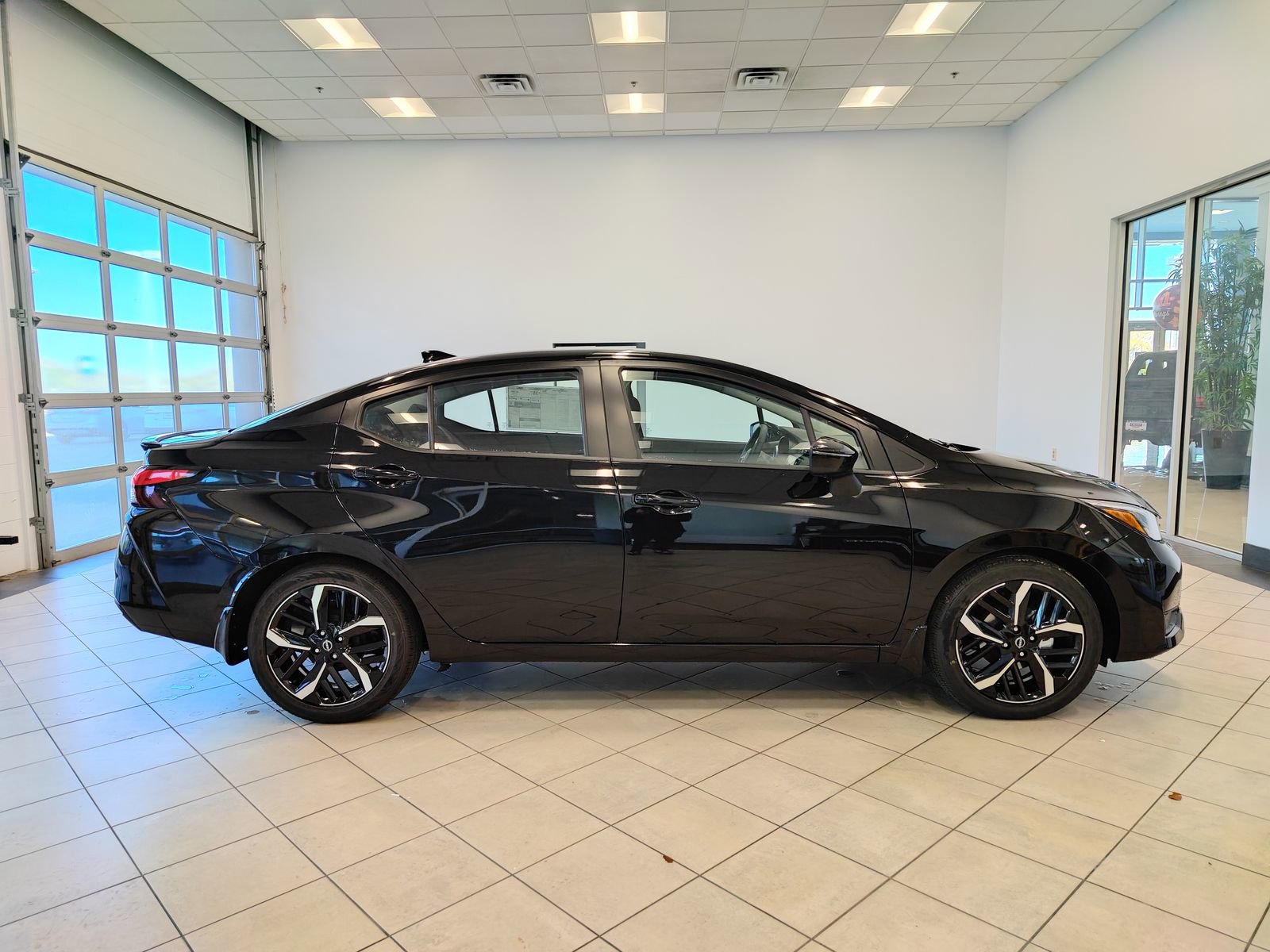 New 2025 Nissan Versa SR w/ Trunk Package FWD image 2