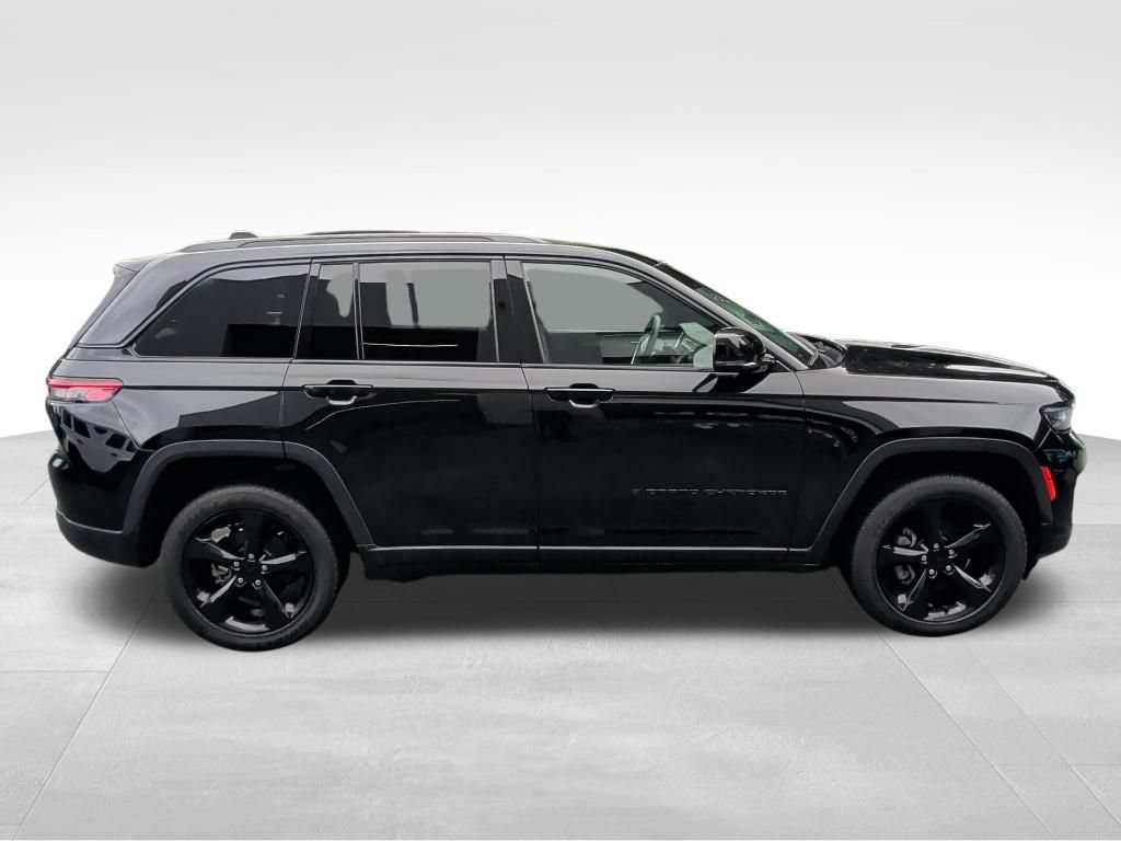 Used 2023 Jeep Grand Cherokee Altitude AWD/4WD image 6