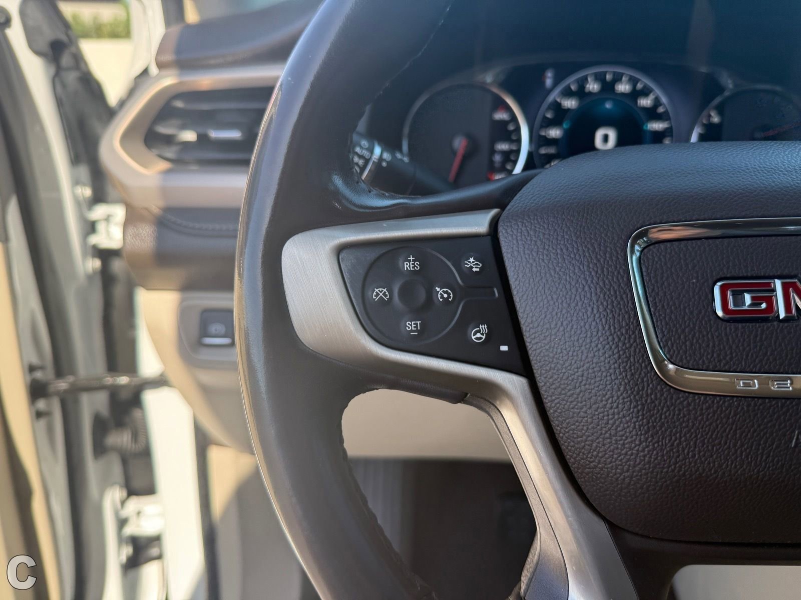 Used 2019 GMC Acadia Denali w/ Technology Package FWD image 27