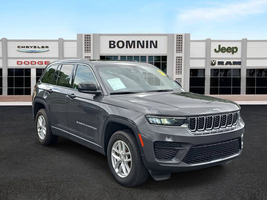 Used 2023 Jeep Grand Cherokee Laredo X image 2