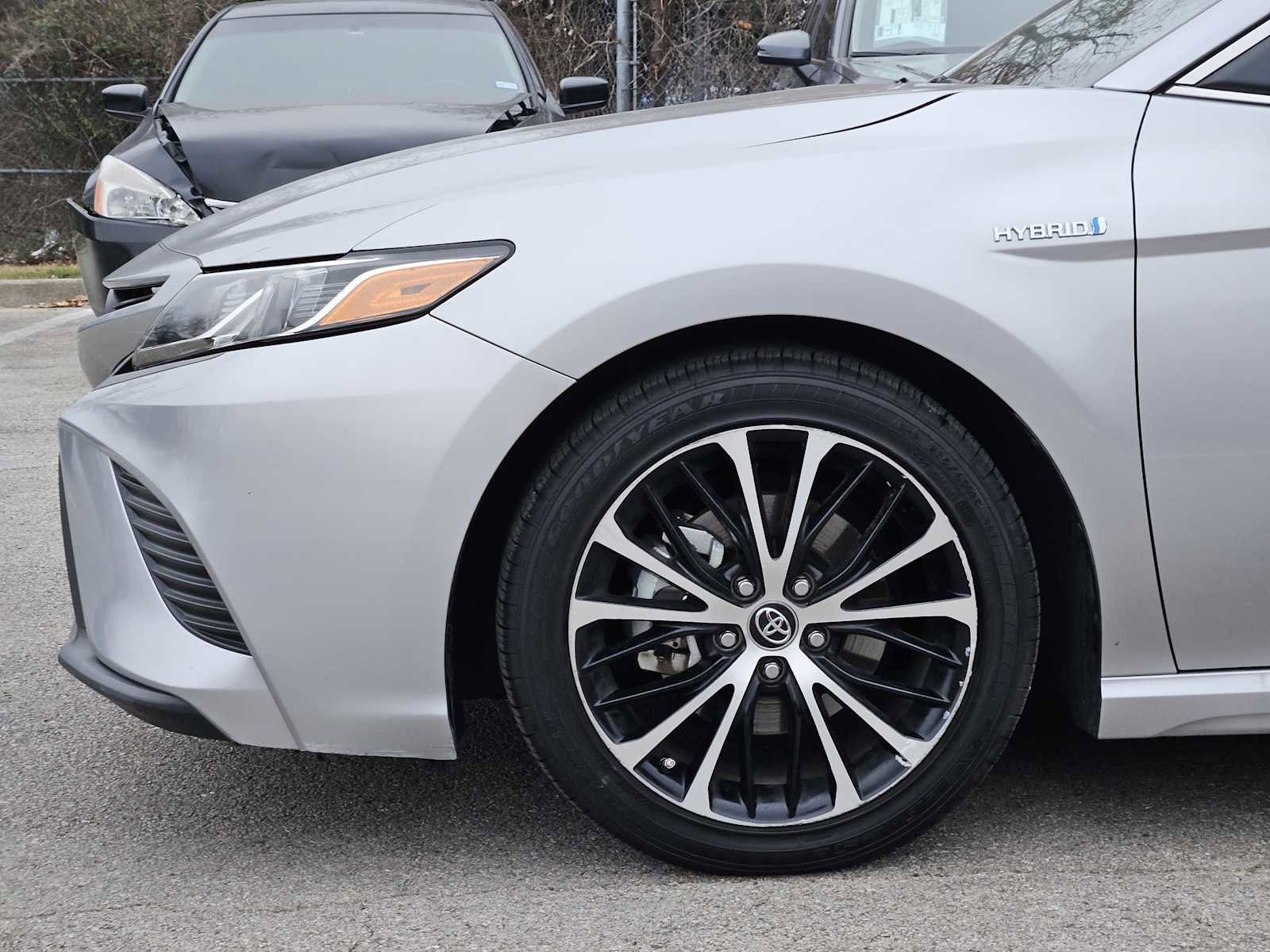 Used 2019 Toyota Camry SE w/ Sunroof Package image 8