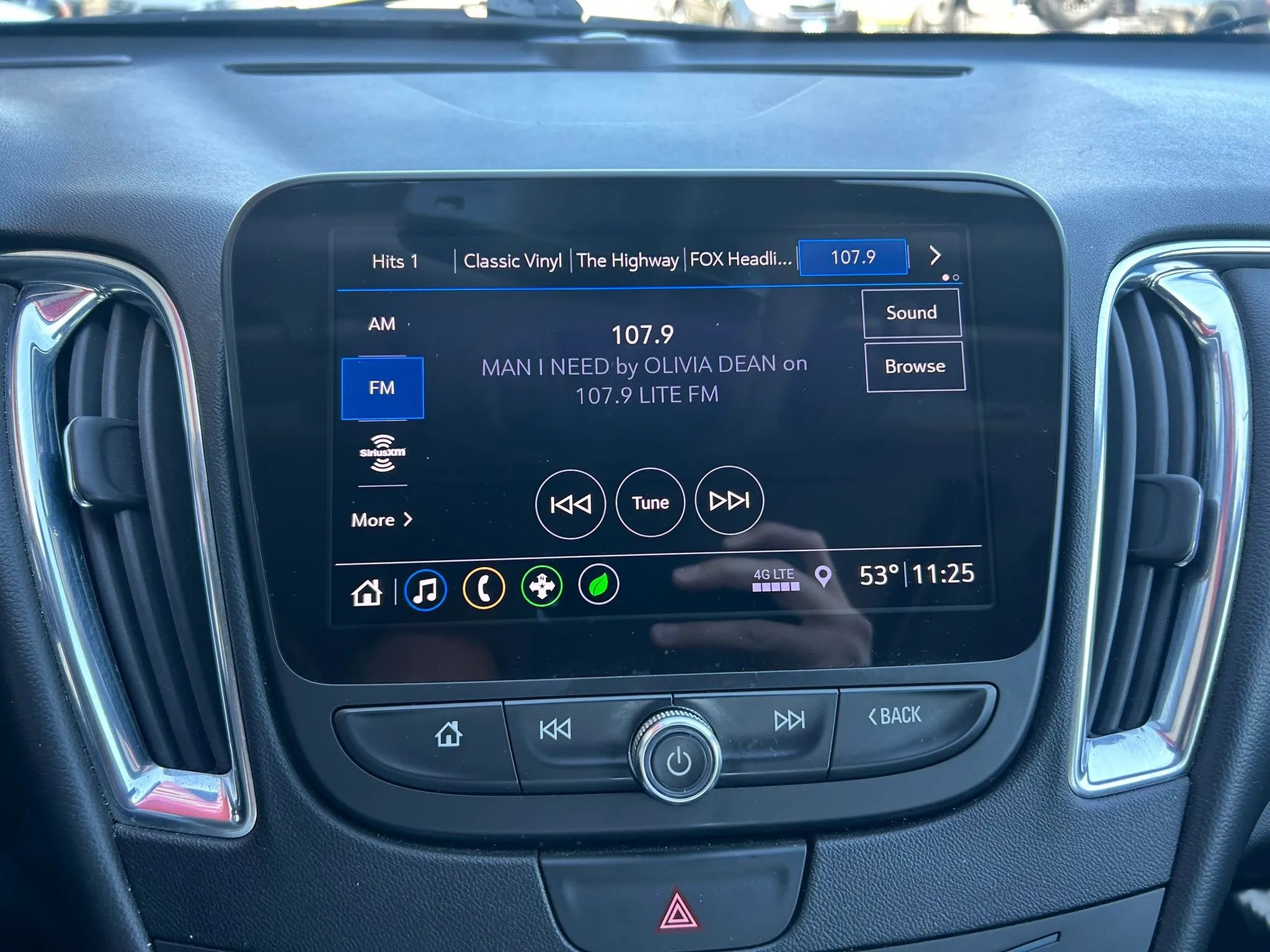 Used 2019 Chevrolet Malibu Hybrid w/ Leather Package FWD image 7