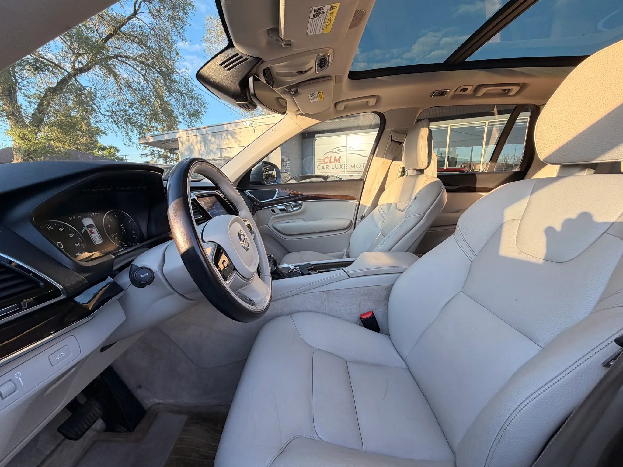Used 2016 Volvo XC90 T6 Momentum w/ Momentum Plus Package AWD/4WD image 9