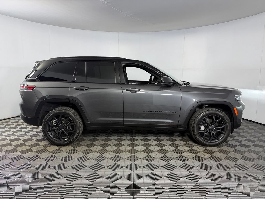 Certified 2025 Jeep Grand Cherokee Limited w/ Trailer Tow Package AWD/4WD image 5