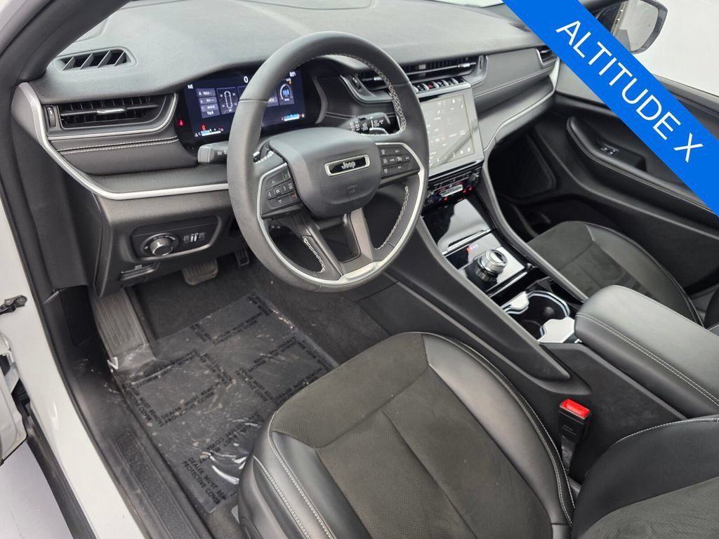 Used 2023 Jeep Grand Cherokee Altitude AWD/4WD image 10