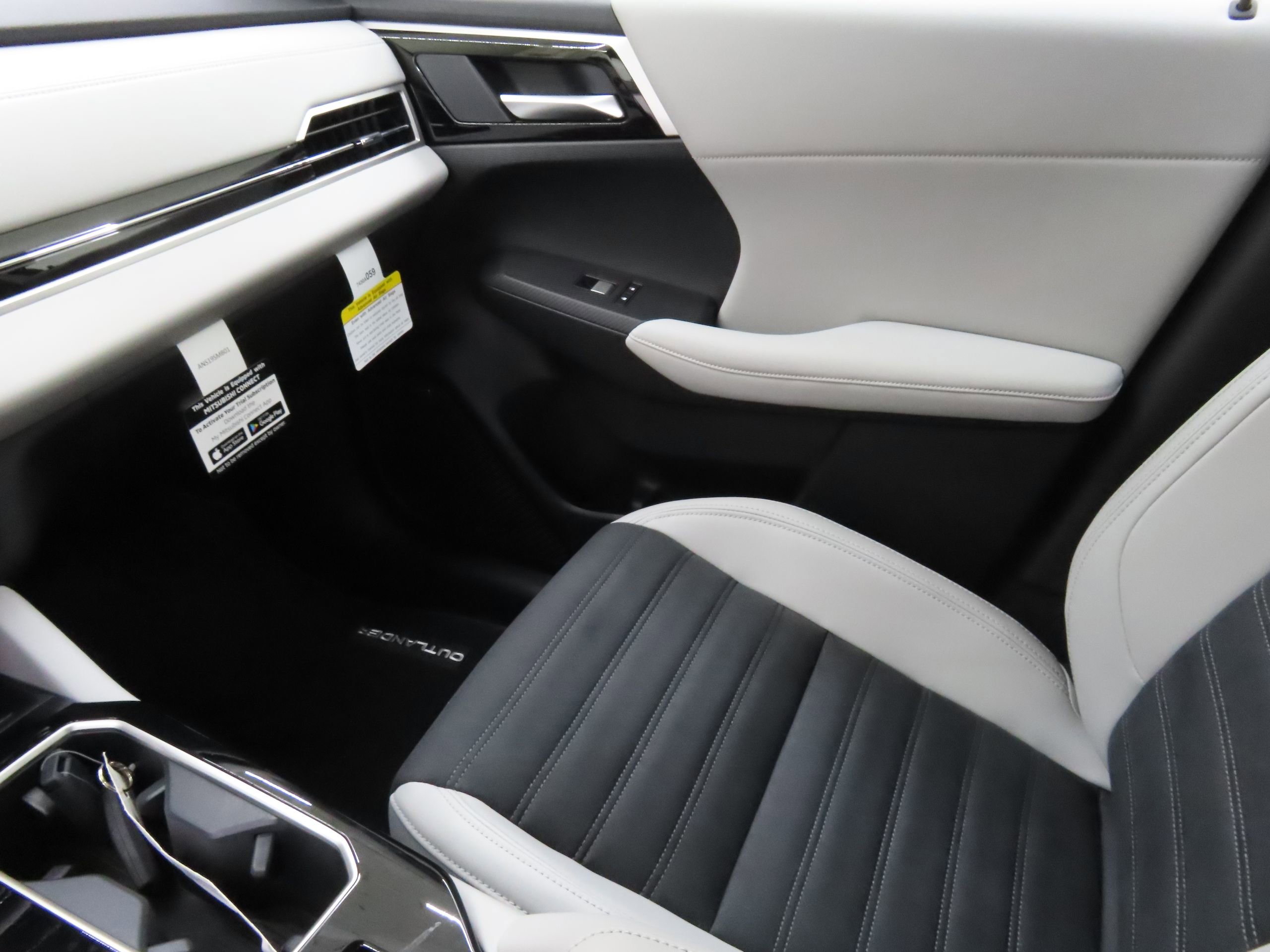 New 2025 Mitsubishi Outlander SE image 16