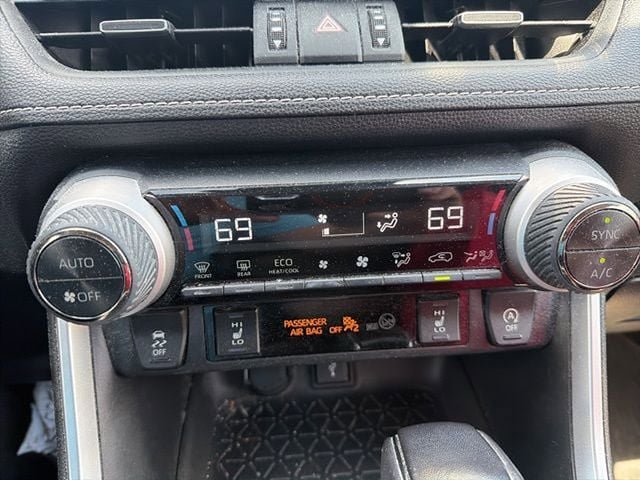 Used 2022 Toyota RAV4 XLE Premium AWD/4WD image 16