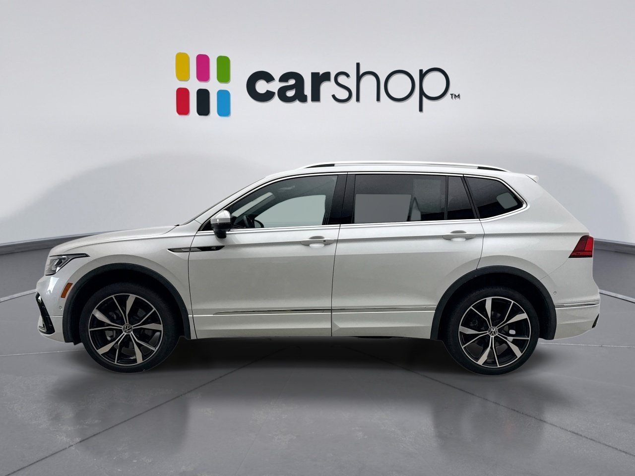 Used 2023 Volkswagen Tiguan SEL R-Line AWD/4WD image 2