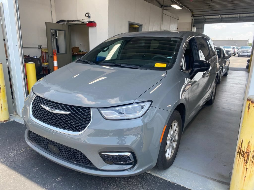 Used 2025 Chrysler Pacifica Select FWD image 2